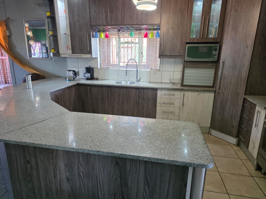 5 Bedroom Property for Sale in Bridgeton Western Cape